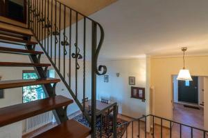 蒙蒂菲阿斯科尼Casa Vacanze Montedoro的一间带螺旋楼梯的客厅和一间客厅。