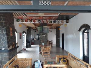 NyaruginaURUGANO VIRUNGA PALACE的厨房以及带石制壁炉的客厅。