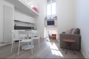 伊夫雷亚Appartamenti i Colori的客厅配有沙发和桌子