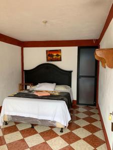 圣佩德罗拉拉古纳Hotel Villa del Lago, Gladys的卧室配有1张床,铺有瓷砖地板。