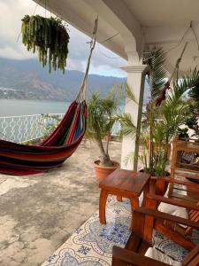 圣佩德罗拉拉古纳Hotel Villa del Lago, Gladys的享有水景的天井上的吊床