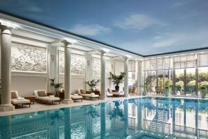 巴黎巴黎香格里拉的一座配有桌椅的酒店游泳池