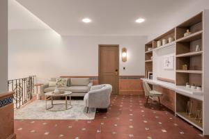 墨西哥城Casa Cleo Luxury Plus by Viadora的客厅配有沙发和桌子