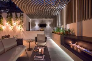 墨西哥城Casa Cleo Luxury Plus by Viadora的带沙发和壁炉的客厅