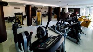 埃尔阿瓜赫斯珀里亚普拉亚艾尔阿瓜酒店的一间健身房,里面设有跑步机和椭圆机