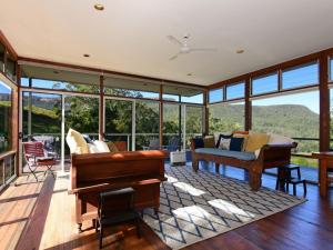 Upper Kangaroo RiverBudderoo Unique with 270 degree views的客厅设有玻璃窗和钢琴