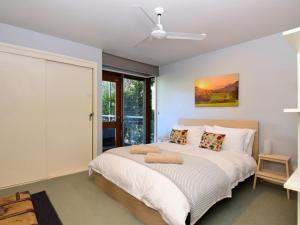 Upper Kangaroo RiverBudderoo Unique with 270 degree views的一间卧室配有一张床和吊扇