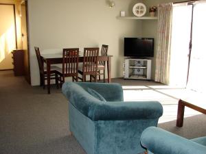 布伦海姆193奥朗吉庄园汽车旅馆的客厅配有沙发和桌椅