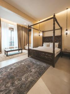 QurayyahRiad Dar Al Rumman的一间卧室配有四柱床和地毯。
