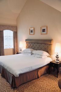 惠特比Raithwaite Sandsend的一张大床,位于酒店带两盏灯的房间
