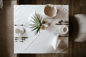 布尔古斯奥Garni Hotel Platzer的银器上的白色桌子和植物