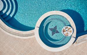 Santa Maria Luxury Suites & Spa内部或周边泳池景观