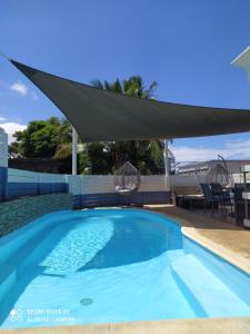 圣皮埃尔林赛酒店的一座大型蓝色游泳池,上面有天篷