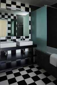 达累斯萨拉姆斯里普维酒店的浴室设有2个水槽和镜子