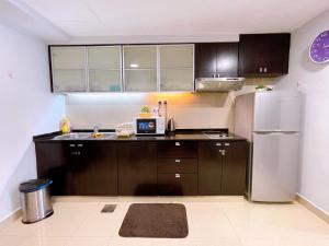 八打灵再也Sunway Resort Suite @ Sunway Pyramid Lagoon View的厨房配有棕色橱柜和不锈钢冰箱
