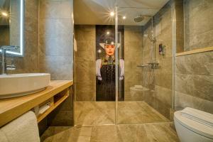 弗莱堡FourSide Hotel Freiburg的浴室设有淋浴,并展示了一张男人的照片