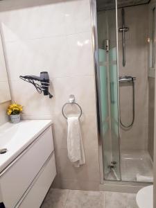 圣安德烈斯-德利亚瓦内拉斯Apartment Llavaneres I的带淋浴和盥洗盆的浴室
