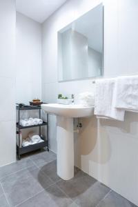 毕尔巴鄂Unamuno by Bilbao Living的白色的浴室设有水槽和镜子