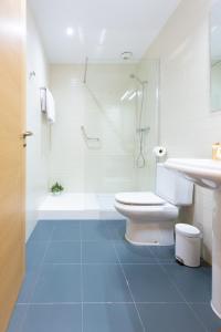毕尔巴鄂Unamuno by Bilbao Living的浴室配有卫生间、淋浴和盥洗盆。