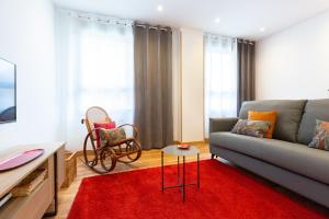 毕尔巴鄂Unamuno by Bilbao Living的带沙发和红色地毯的客厅