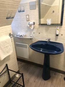 布雷斯特滨海之家酒店的浴室设有蓝色水槽和镜子