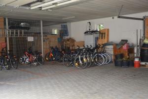贡岑豪森阿德博恩兰德加特酒店的停放在车库里的一群自行车