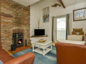 Stokenham2 Bayview的客厅设有壁炉和沙发。