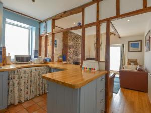 Stokenham2 Bayview的一间厨房,内设木制台面