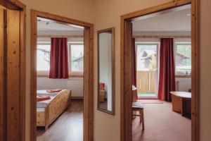 贝旺Landhaus Cornelia的一间卧室配有一张床和镜子