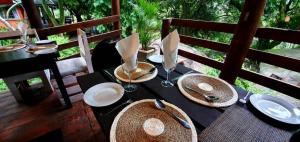 埃祖尔韦尼Lidwala Lodge的甲板上一张带盘子和餐具的桌子