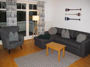 朱列斯拉赫Apartment Juliusruh-3 by Interhome的客厅配有沙发、两把椅子和一张桌子