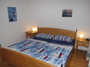 朱列斯拉赫Apartment Juliusruh-3 by Interhome的一间卧室,床上有鱼