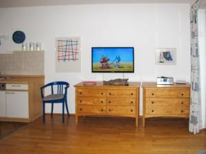 朱列斯拉赫Apartment Juliusruh-3 by Interhome的客厅配有木梳妆台上的电视