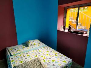 Xá XáGîte hicking bas的一张小床,位于一个蓝色的墙壁内