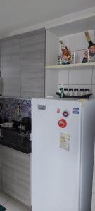 若昂佩索阿Residencial Amazonia Apto 1205的厨房配有白色冰箱