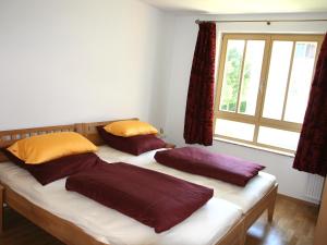 鲁波尔丁Apartment Bibelöd-2 by Interhome的带窗户的客房内设有两张单人床。