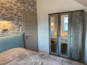 奥斯特巴德·哥伦Smilla & Sonnenglanz的一间卧室设有一张床和砖墙
