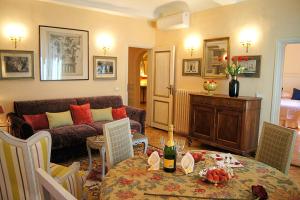 佛罗伦萨特来比欧酒店的客厅配有沙发和桌子
