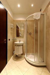 莱尼亚诺Hotel City Legnano的带淋浴、卫生间和盥洗盆的浴室