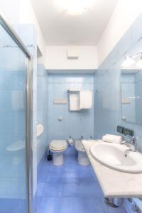 巴勒莫Hotel City Center的蓝色的浴室设有水槽和卫生间