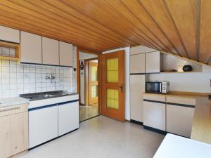 Apartment Demetz by Interhome的厨房或小厨房