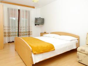 尼亚卢卡Apartment Šarenko-5 by Interhome的一间卧室配有一张黄色毯子床
