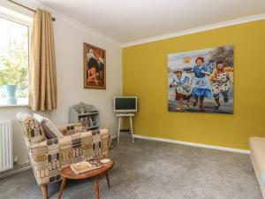 多佛尔Little Yaffle的客厅配有沙发和墙上的绘画