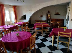 NozeroyHôtel Les Remparts的餐厅设有紫色桌椅和 ⁇ 制地板