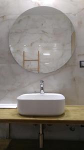 卡兰巴卡Psammites的浴室设有白色水槽和镜子