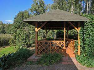 AdamowoChalet Adamowo by Interhome的花园内带屋顶的木制凉亭