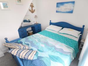 佩伦波斯Alma House 2的一间卧室配有蓝色的床和蓝色梳妆台