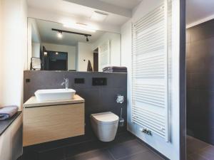 宾茨Apartment Mariandl am Meer-1 by Interhome的一间带水槽、卫生间和镜子的浴室