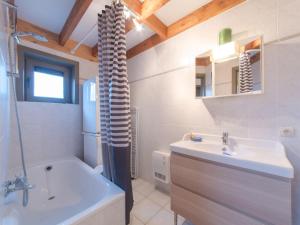 布列登Holiday Home New Village Park-3 by Interhome的浴室配有盥洗盆、卫生间和浴缸。