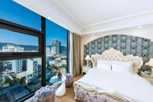 岘港Golden Rose Hotel by THG的卧室设有白色的床和大窗户